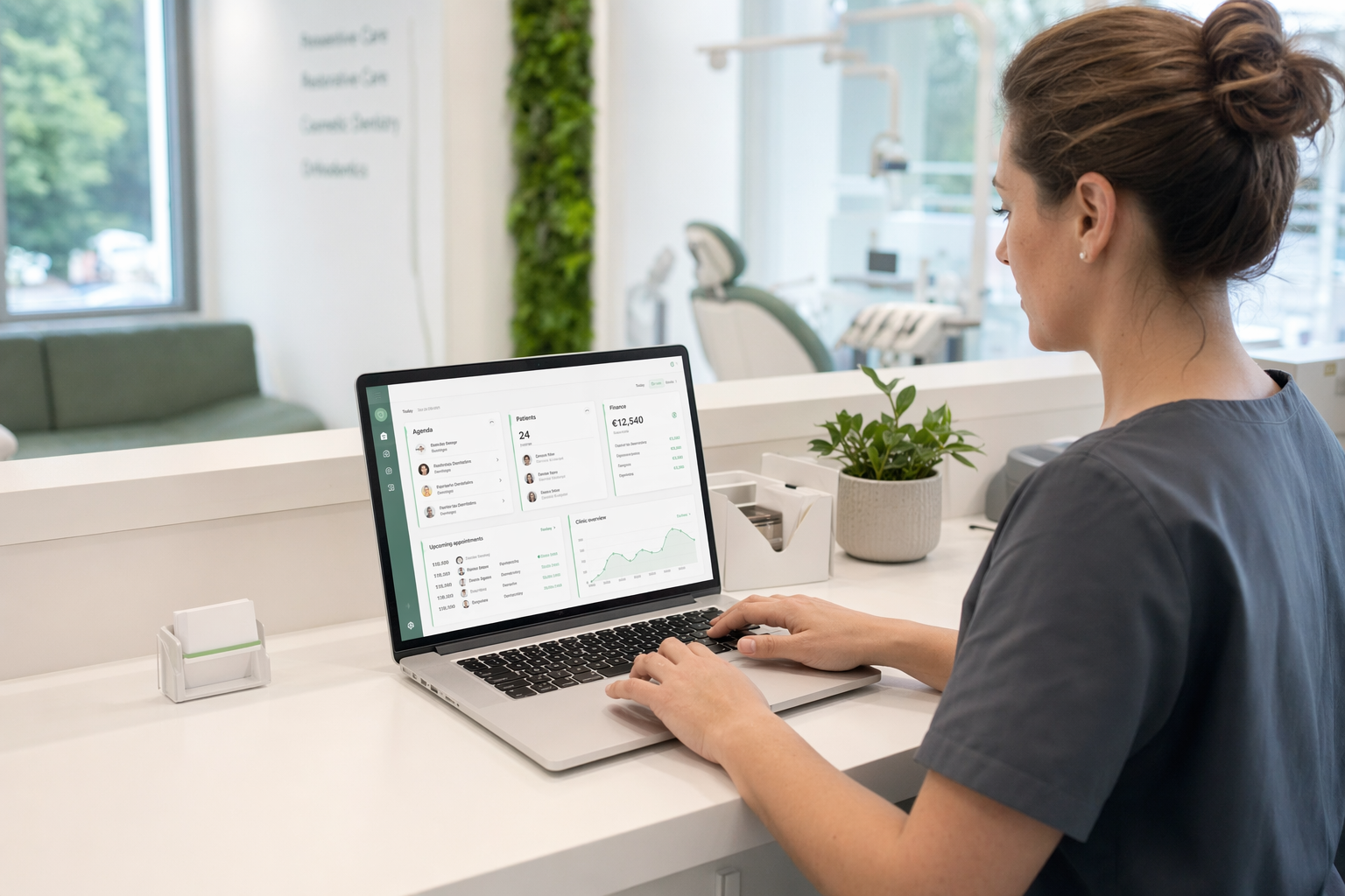 Profissional de clínica odontológica usando a plataforma Voithos em um notebook